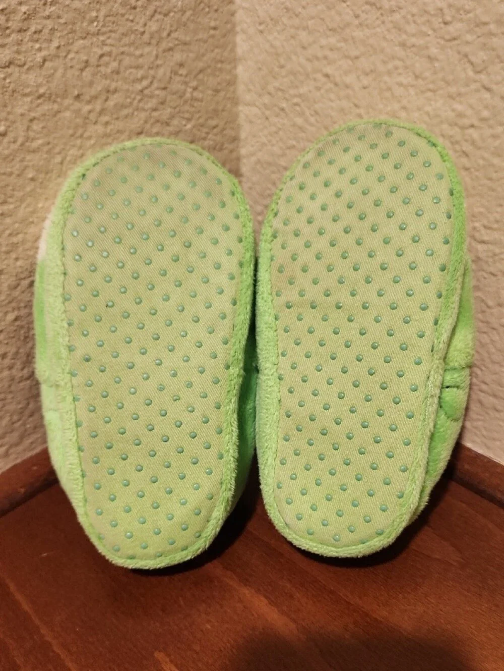 The Children's Place Fuzzy Frog Slippers